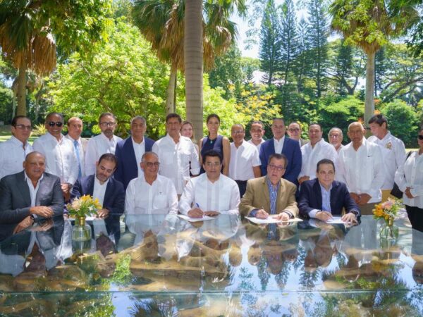 David Collado y empresarios de Santiago acuerdan invertir màs de 400 millones en turismo en esa ciudad