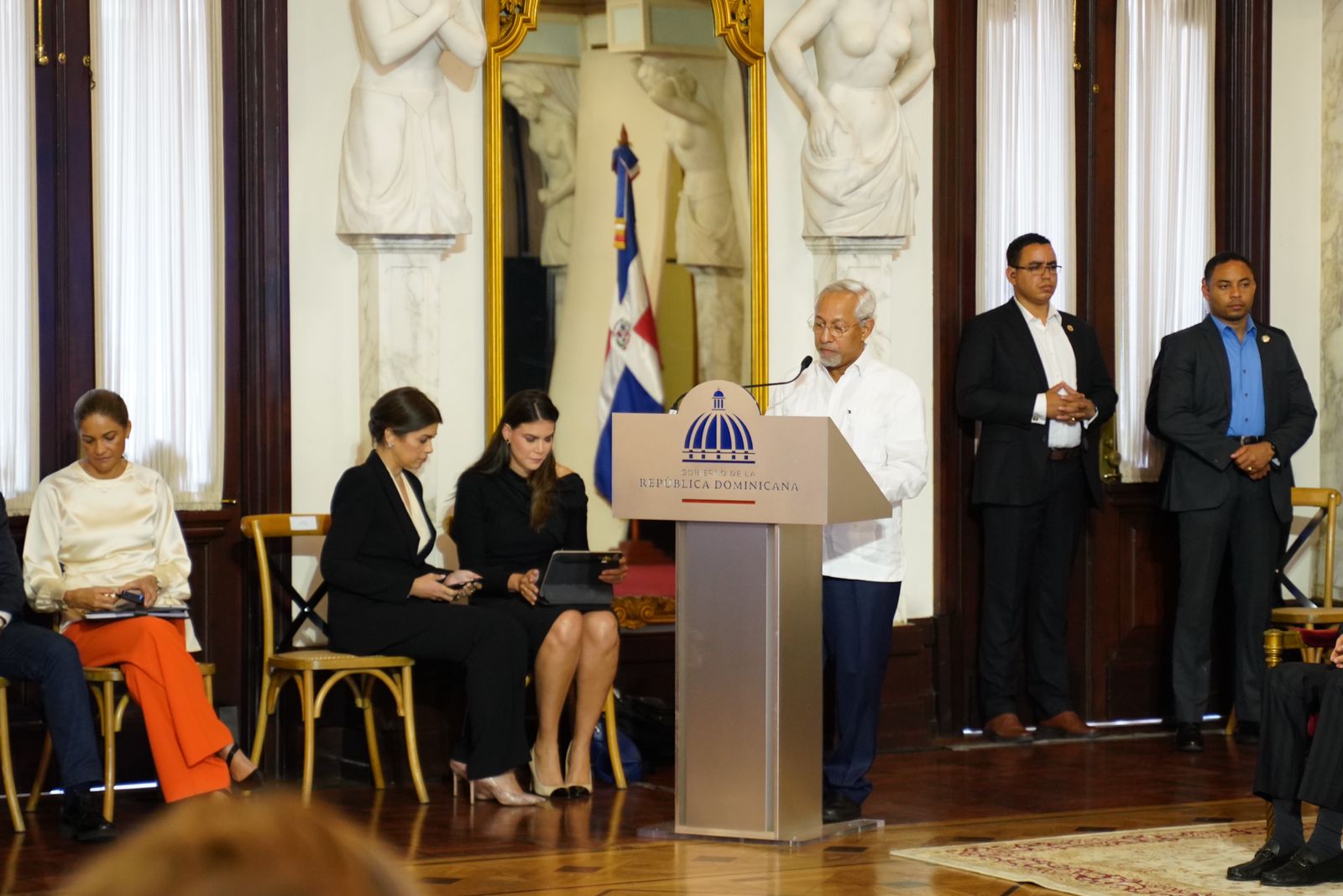 Ministro de Educaciòn: salario de los maestro es el màs alto de la administraciòn pùblica