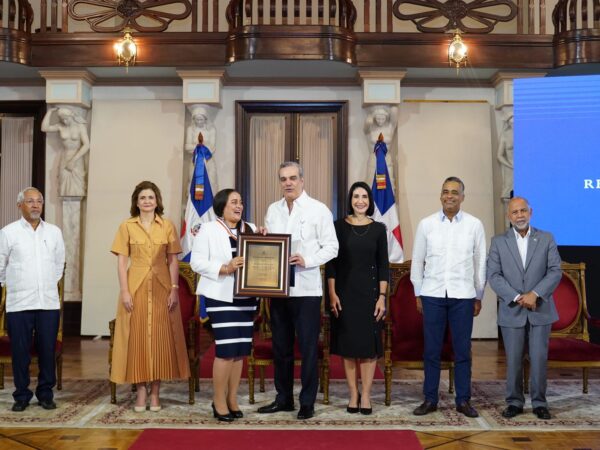 Presidente Abinader entrega "Premio a la Excelencia Magistral 2023″a 15 docentes