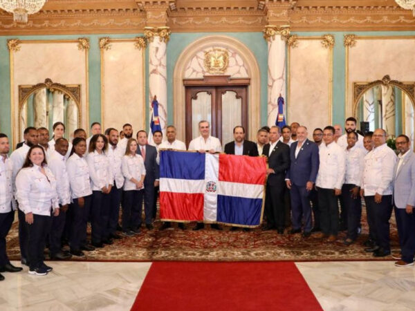 Presidente Abinader entrega bandera nacional a delegación que participará en los XXlV juegos Centroamericanos y del Caribe, San Salvador 2023