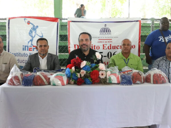 INEFI remoza cancha y entrega utilería deportiva en San Pedro de Macorís
