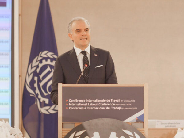 Ministro de Trabajo resalta 20 aumentos salariales en más de un 42 % al salario mínimo