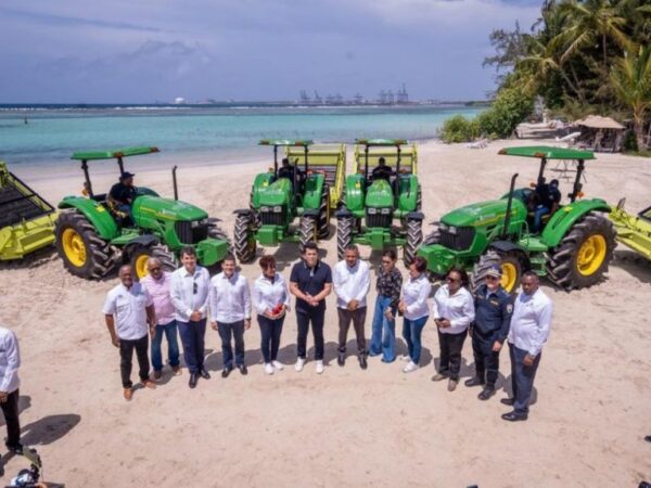Turismo entrega en Boca Chica maquinarias para retiros de sargazo y limpieza de playa