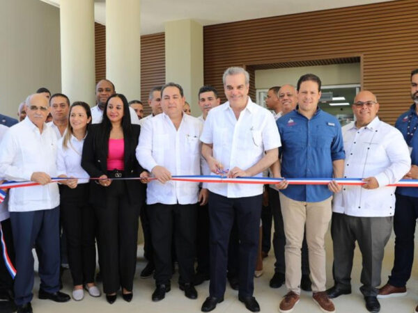 Presidente Abinader inaugura Hospital Municipal de Esperanza Dr. José Fausto Ovalles y en Mao el puente Gregorio Aracena