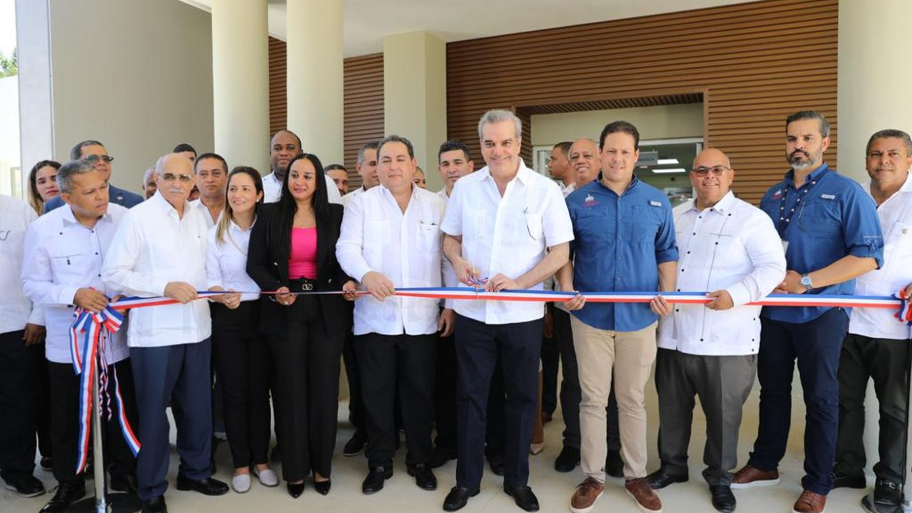 Presidente Abinader inaugura Hospital Municipal de Esperanza Dr. José Fausto Ovalles y en Mao el puente Gregorio Aracena