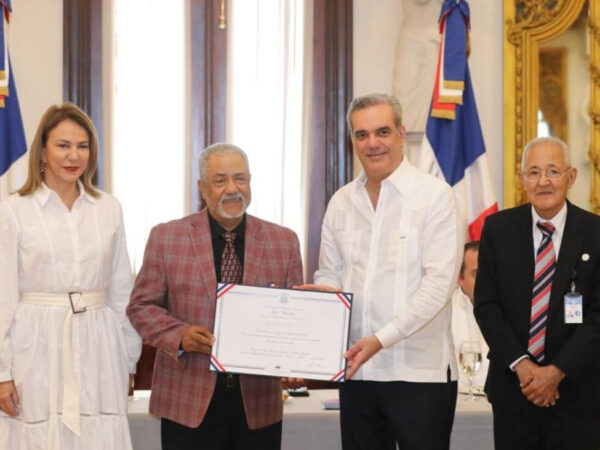 Presidente distingue con la Medalla Presidencial al Mérito Civil a ocho músicos típicos