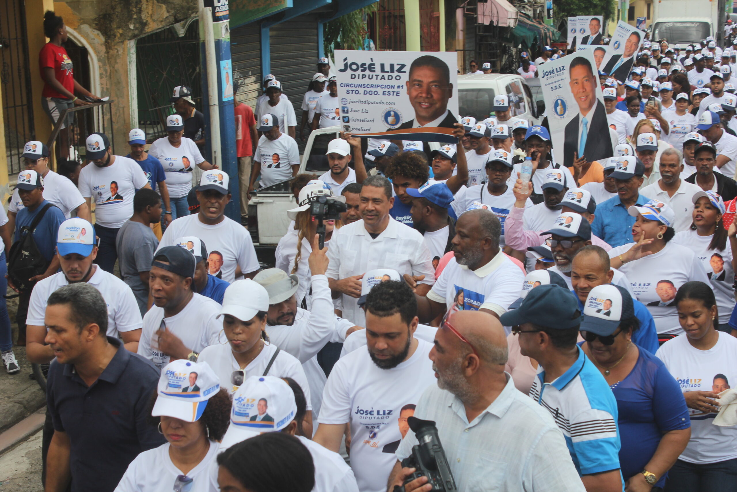 Diputado Parlacen Josè Liz realiza marcha en Santo Domingo Este