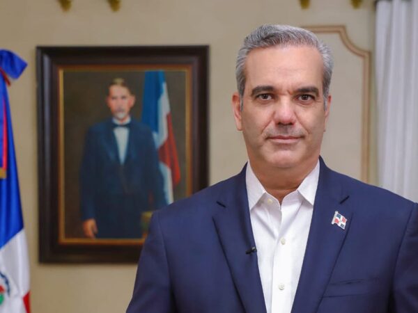 A pesar de tener Covid-19 presidente Luis Abinader sigue trabajando desde su casa