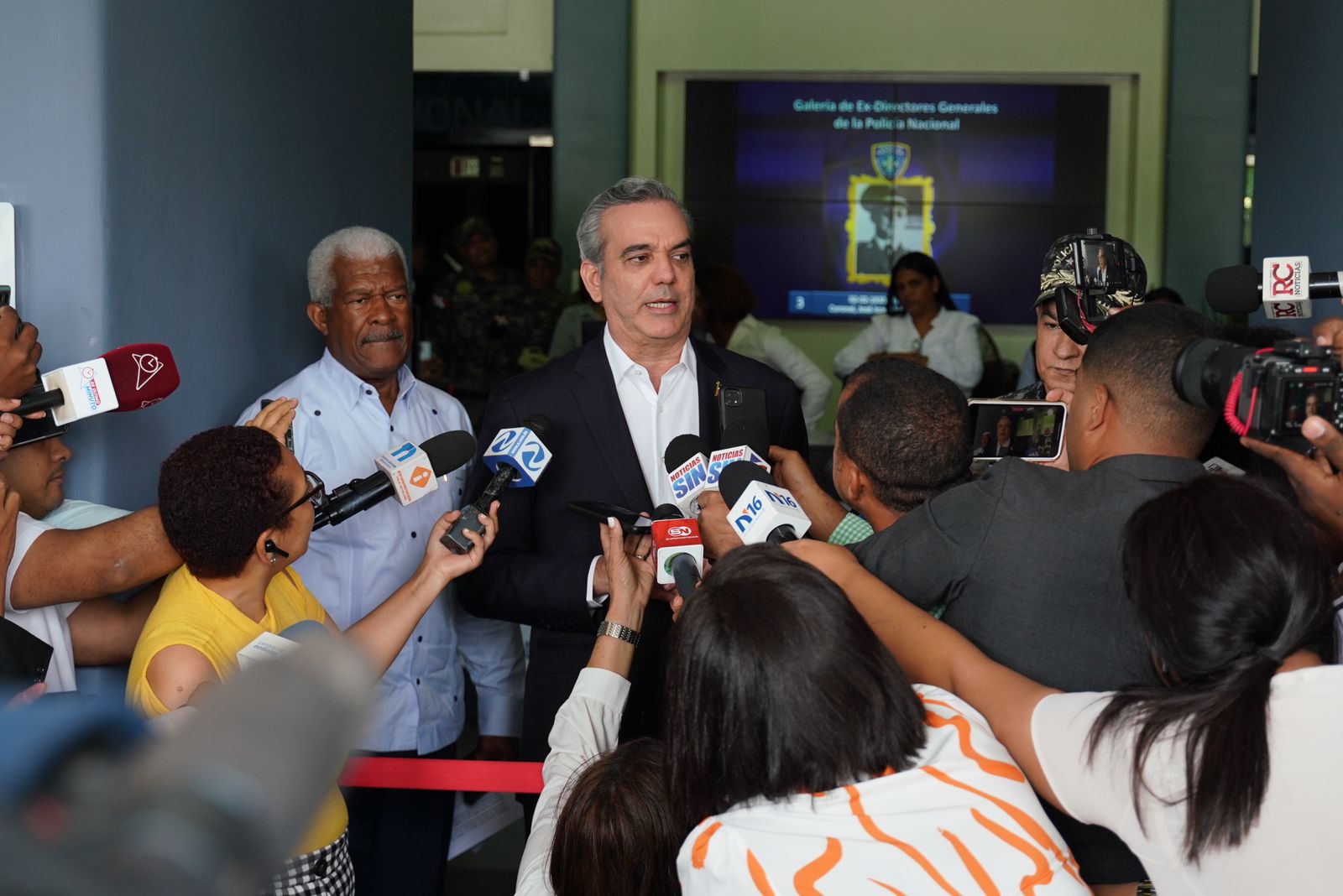 Tras concluir tercer encuentro presidente Abinader se marcha del Palacio de la Policìa Nacional