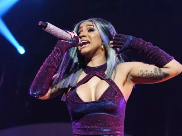 El micrófono que Cardi B arrojó durante un concierto es subastado por casi 100.000 dólares