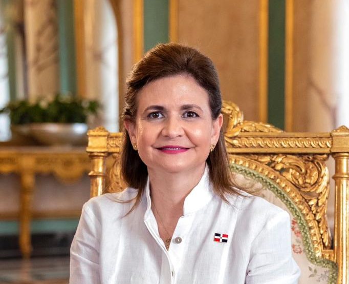 Helicòtero que viajaba la vicepresidencia Raquel Peña aterriza por cautela