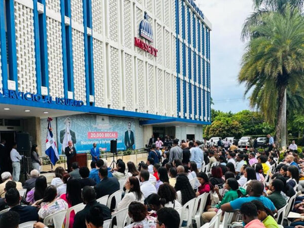 MESCYT envía a 326 becados en programas de doctorados y maestrías a Europa, México y Estados Unidos