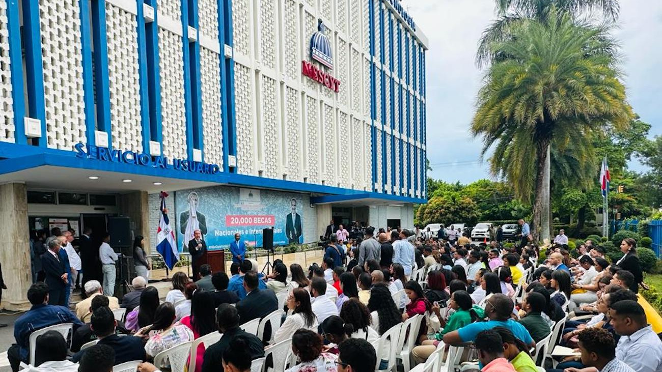 MESCYT envía a 326 becados en programas de doctorados y maestrías a Europa, México y Estados Unidos