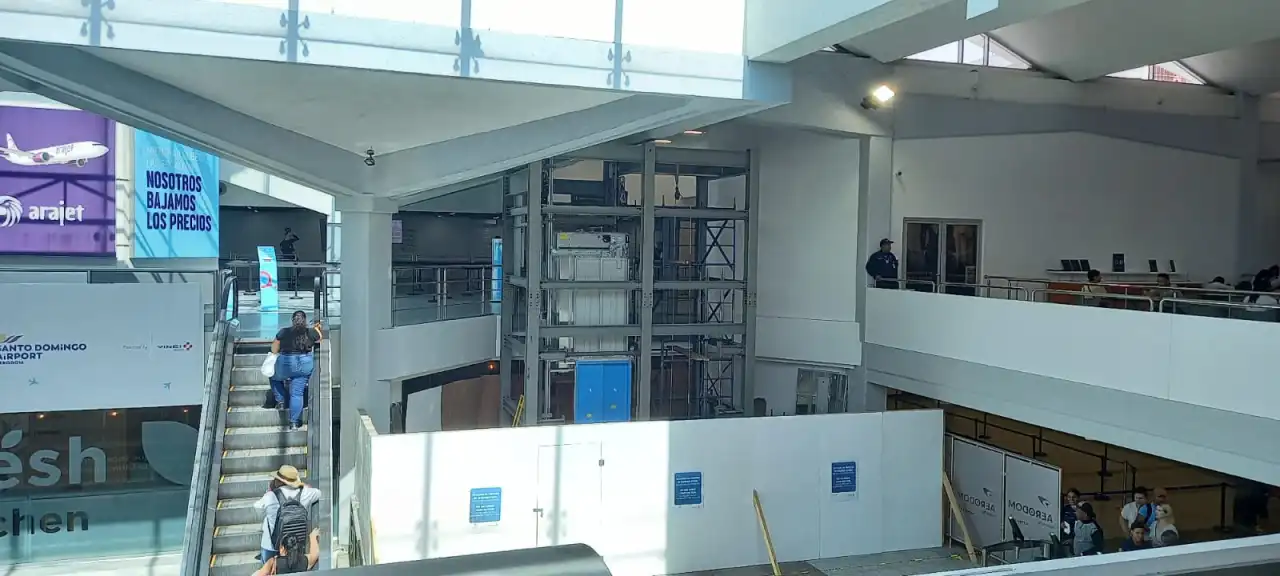 AERODOM instala nuevos ascensores en corredor de salida