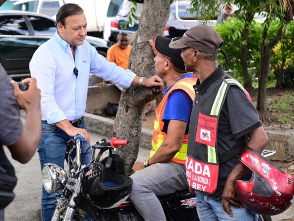 Abel Martìnez visita esta mañana barrios de Cristo Rey y La Puya en el Distrto Nacional