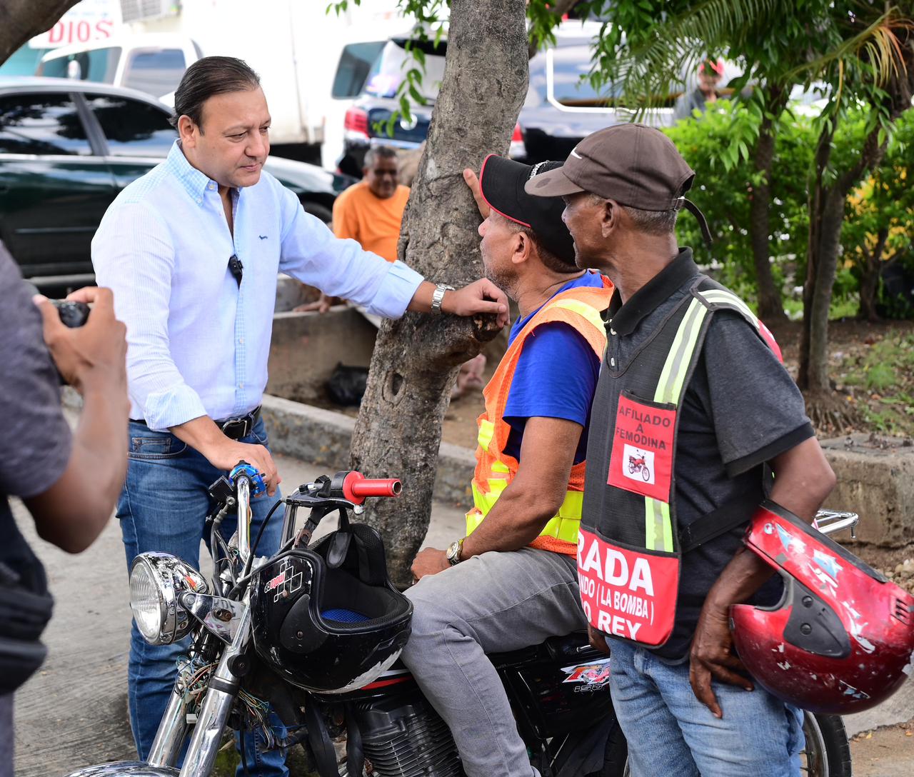 Abel Martìnez visita esta mañana barrios de Cristo Rey y La Puya en el Distrto Nacional