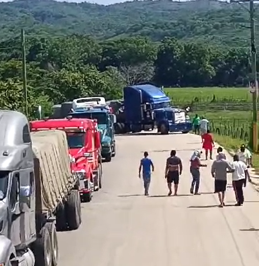 Decenas de camiones de cargas bloquean entrada en Bànica, Elìas Piña por cierre de la Frontera