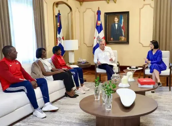 Abinader recibe a Marileidy Paulino, campeona en los 400 metros planos de atletismo