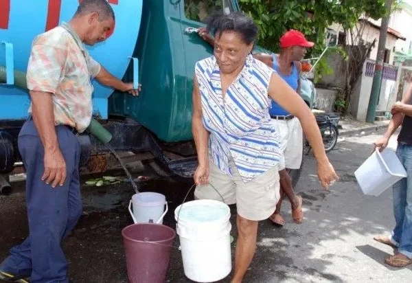 Preocupante la escasez de agua potable que se registra hace varias semanas en Santo Domingo Este