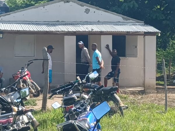 Supuesta banda de haitianos mata a machetazos hombre, violan y golpean a su esposa en el Seybo