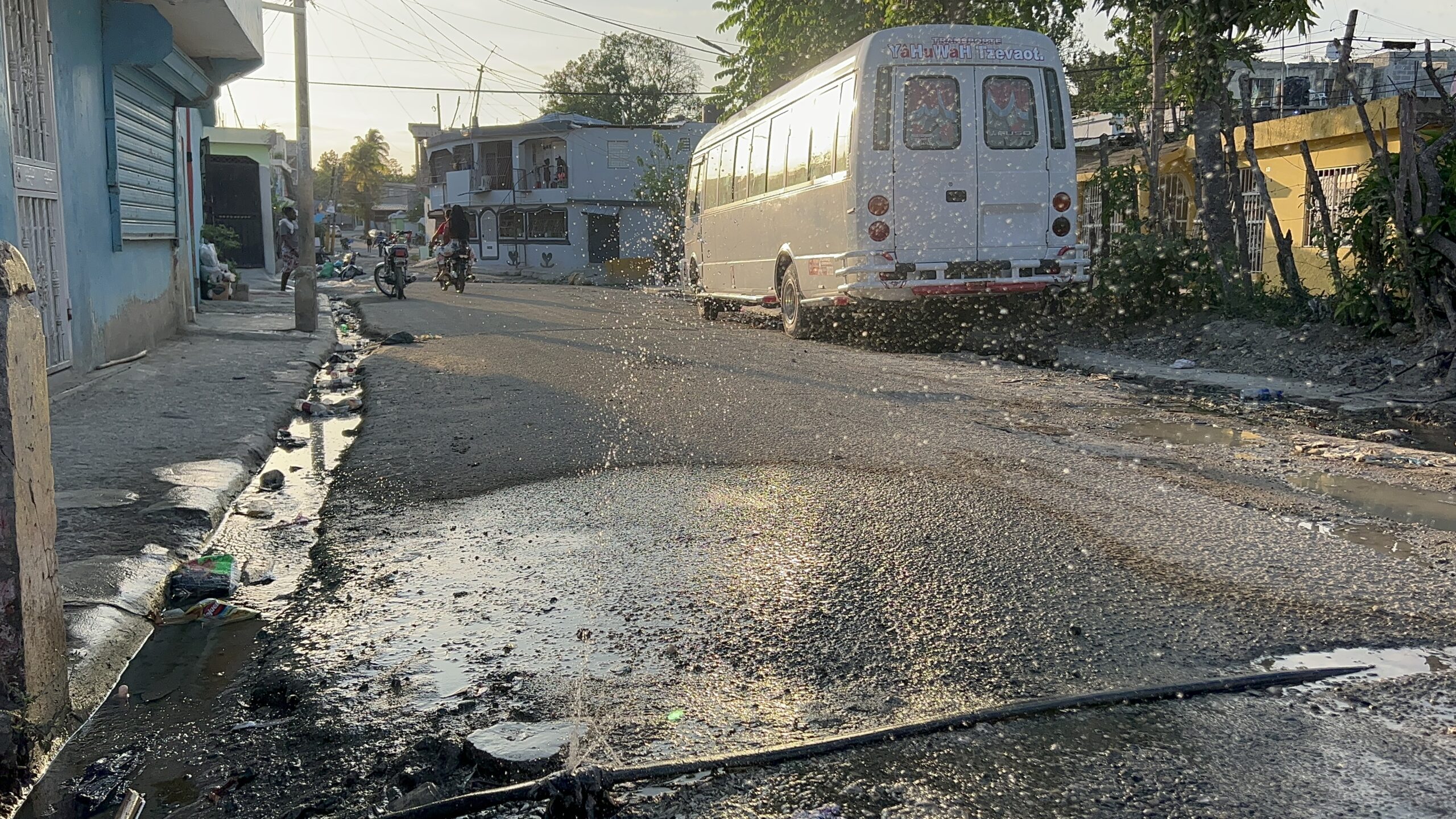 Habitantes de Cancino Adentro SDE buscan volver a la normalidad tras paso de diluvio