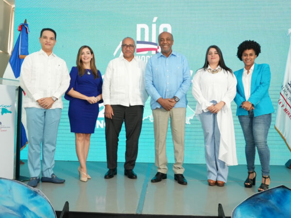 Ministro Almonte destaca rol de trabajadores para que piedra larimar sea conocida mundialmente