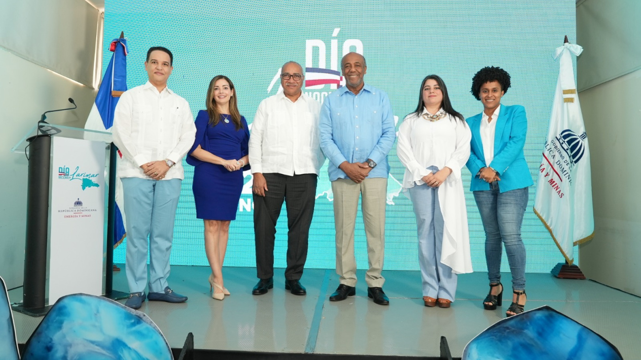 Ministro Almonte destaca rol de trabajadores para que piedra larimar sea conocida mundialmente