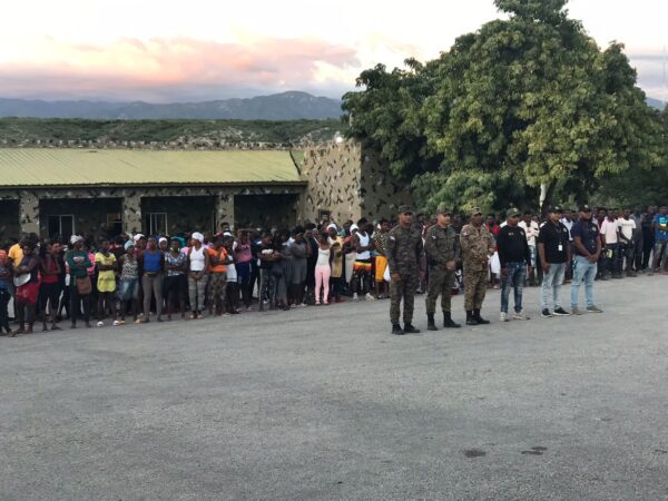 Migraciòn informa que deporta a un grupo de 324 nacionales haitianos a su paìs