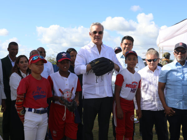 Presidente Abinader inaugura el play de béisbol Villa Cerro; responde a reclamo de más de 27 años
