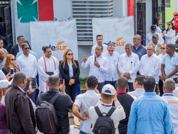 Edesur da primer palazo para rehabilitar redes, iluminar y electrificar la comunidad La Bombita, de Azua