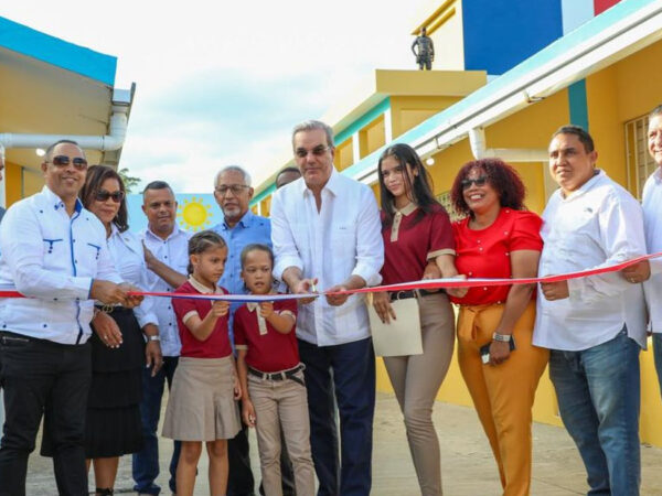 Presidente Abinader inaugura Escuela Básica Bienvenido del Castillo
