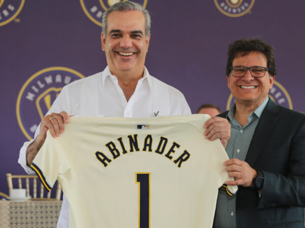 Presidente Abinader asiste a inauguración de la nueva academia de Cerveceros de Milwaukee