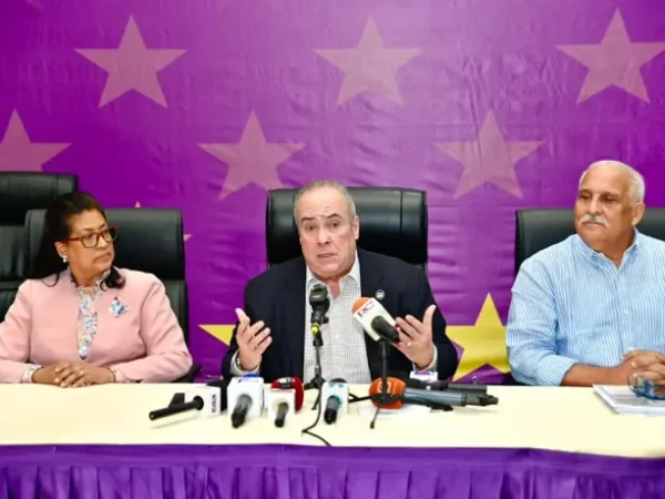 PLD confirma la renuncia de esa organizaciòn del senador Josè del Castillo Saviñòn