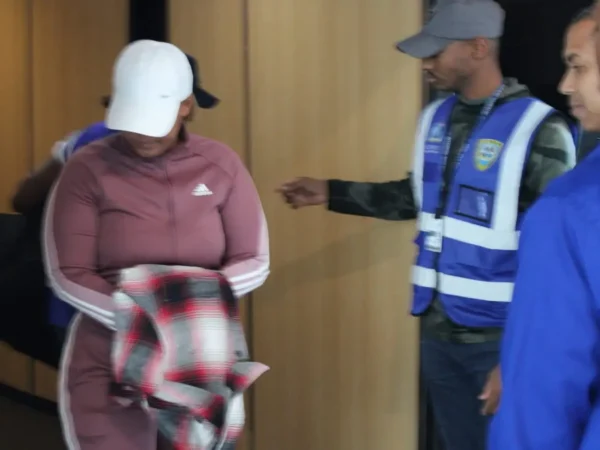 Traen al paìs a dominicana acusada de matar comerciante chino