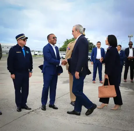 El presidente Luis Abinader salio en la mañana de hoy con destino a Italia junto a su familia
