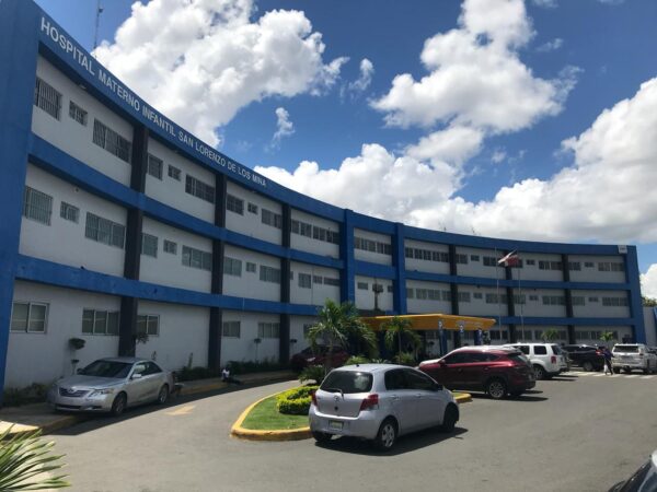 Mujer desvinculada del Materno Infantil de Los Mina pide que le paguen prestaciones