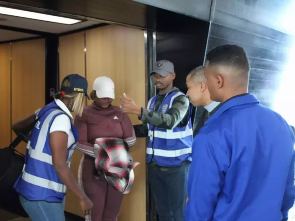 Traen al paìs a dominicana que mato comerciante chino