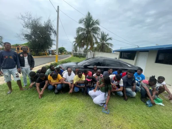 Apresan 25 haitianos ilegales en un hotel de Villa Francisca del Distrito Nacional