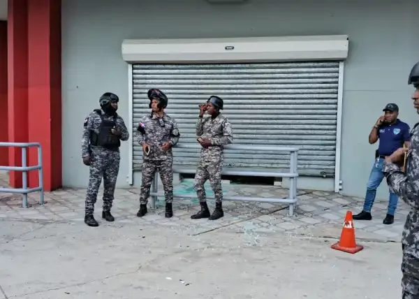 Fuertemente armados desconocidos asaltan entidad bancaria en Santiago