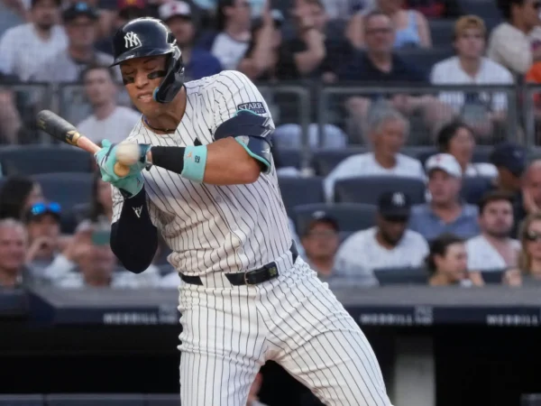 Aaron Judge abandona partido tras pelotazo a 94,1 mph en su mano izquierda