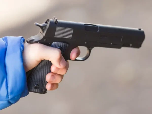 Menor matar hermanita de dos años manipulando arma de fuego en Manoguayabo