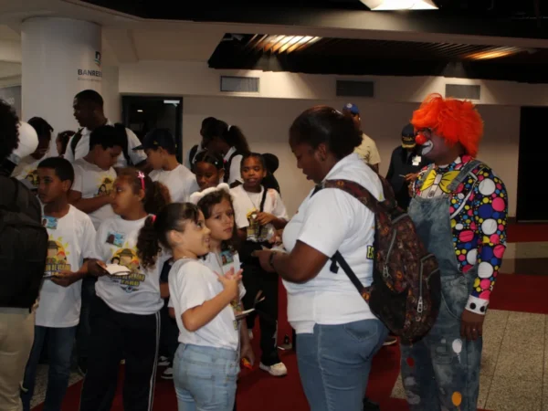 Esposas de Oficiales FARD organizan vuelo aéreo con 97 niños por la geografía del paìs