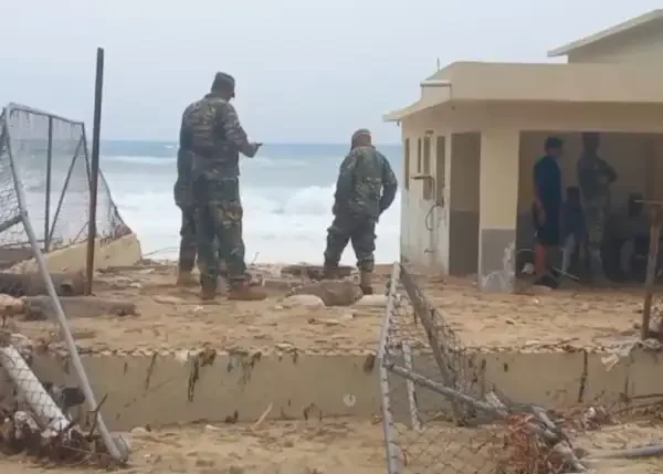 Huracàn Beryl destruye verja y causa otro daños al destacamento de la ARD en Barahona
