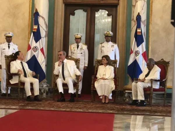 Abinader recibe credenciales en palacio de siete nuevos embajadores en el paìs