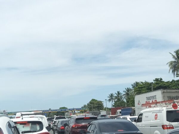 Caos y largas filas de vehìculos en peaje de autopista Las Amèricas
