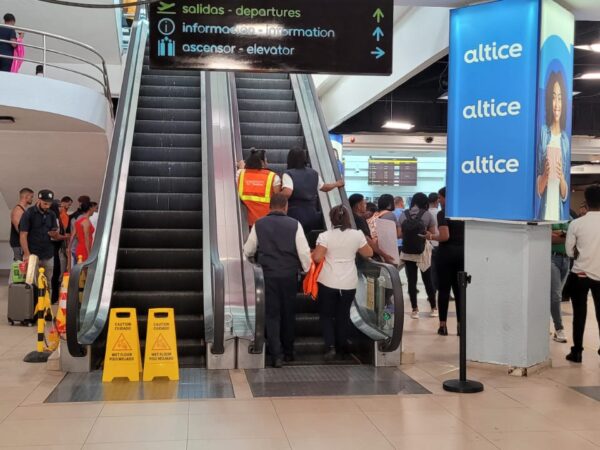 Quejas de pasajeros en AILA por averìa de escaleras elèctricas
