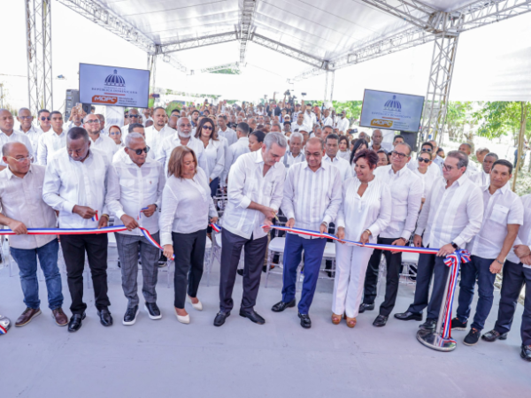 Abinader encabeza acto de inauguraciòn de asfaltados de calles en Boca Chica y la Caleta