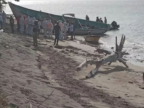 Llega embarcaciòn sin destino a costas de Rìos San Juan de origen desconocido