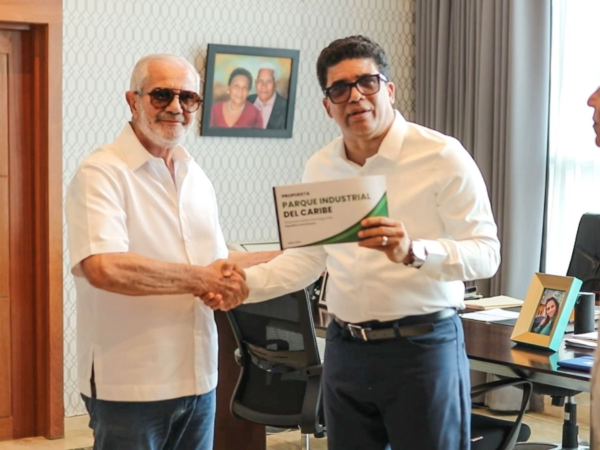 Alcalde recibe propuesta para construir industria en el municipio SDE