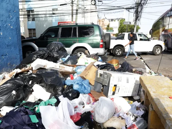Avenida San Martìn abarrotada de basura en el Distrito Nacional